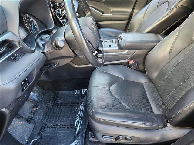 Used 2021 Toyota Highlander Limited image 16