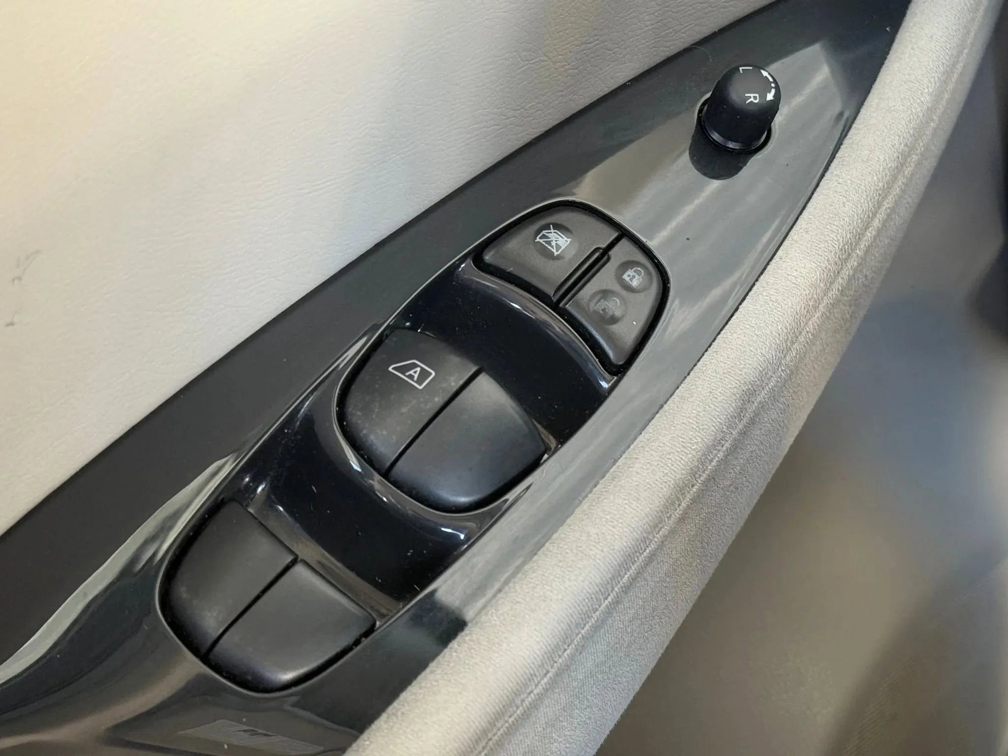 Used 2012 Nissan Leaf SL w/ Recycling/Organizational Pkg image 22