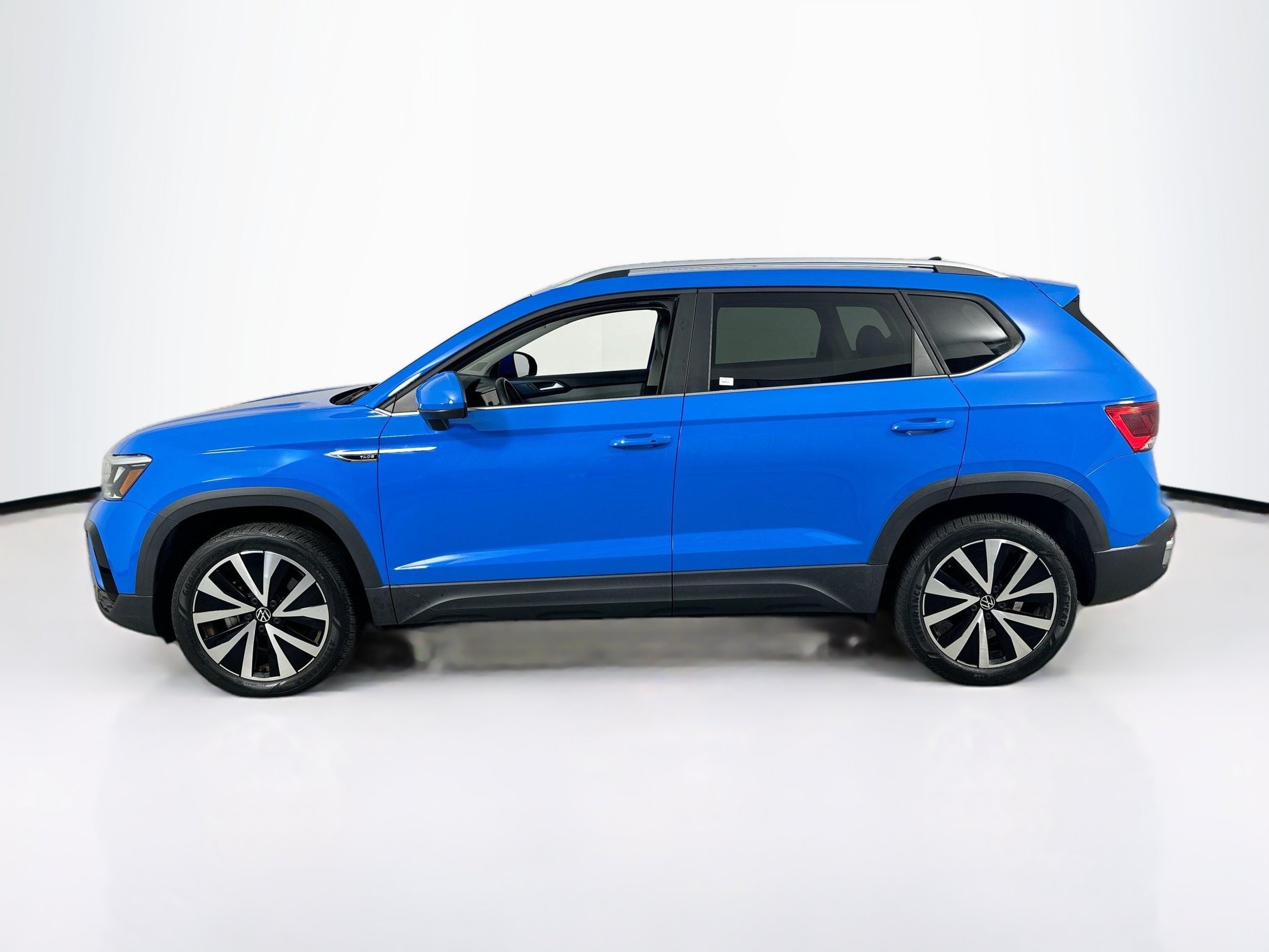 Used 2023 Volkswagen Taos SE FWD image 8