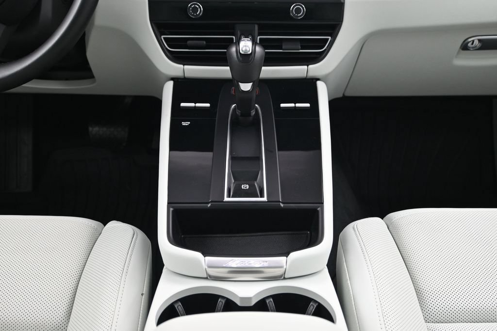 Certified 2024 Porsche Macan AWD/4WD image 10