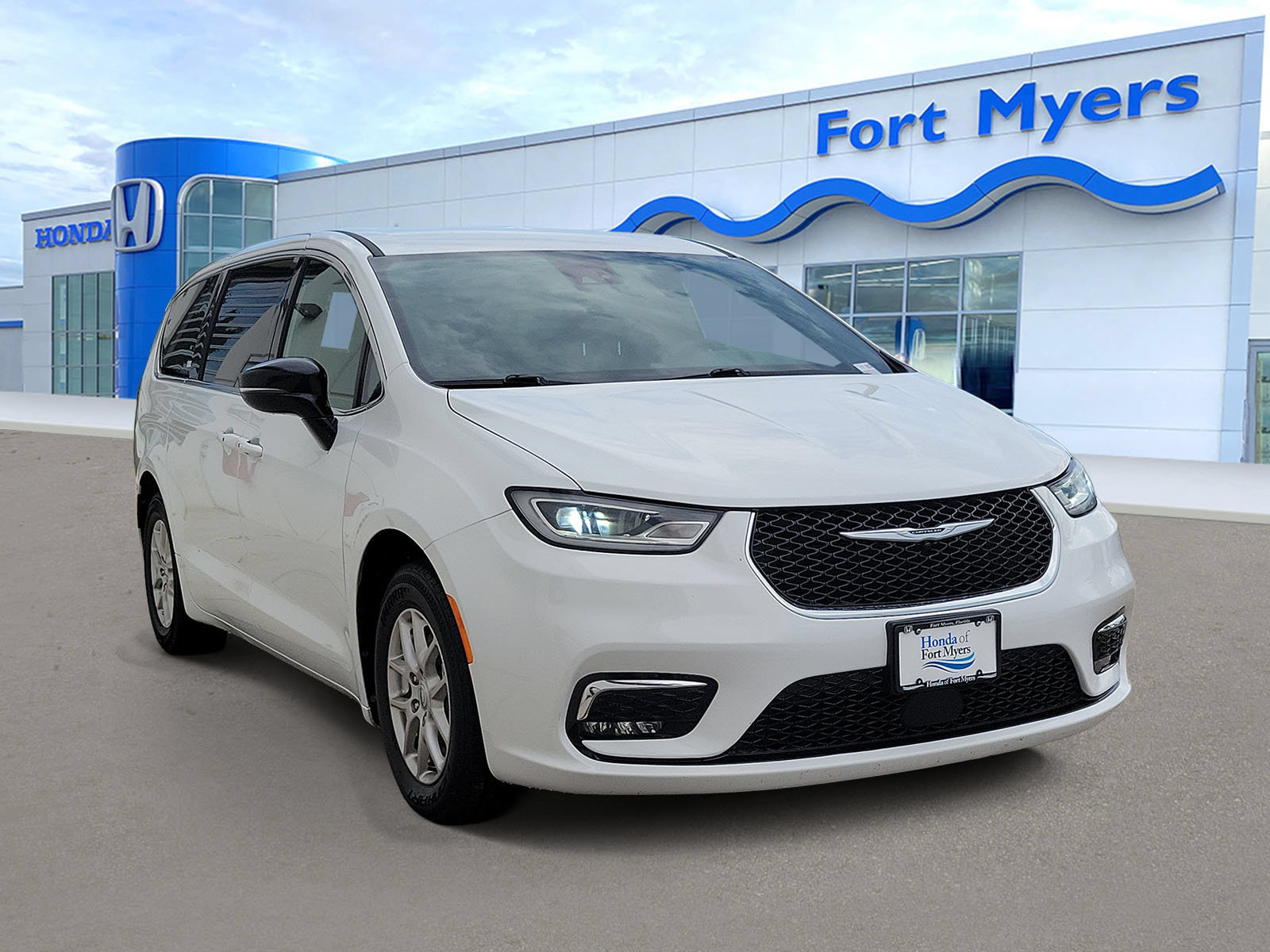 Used 2025 Chrysler Pacifica Select FWD image 1