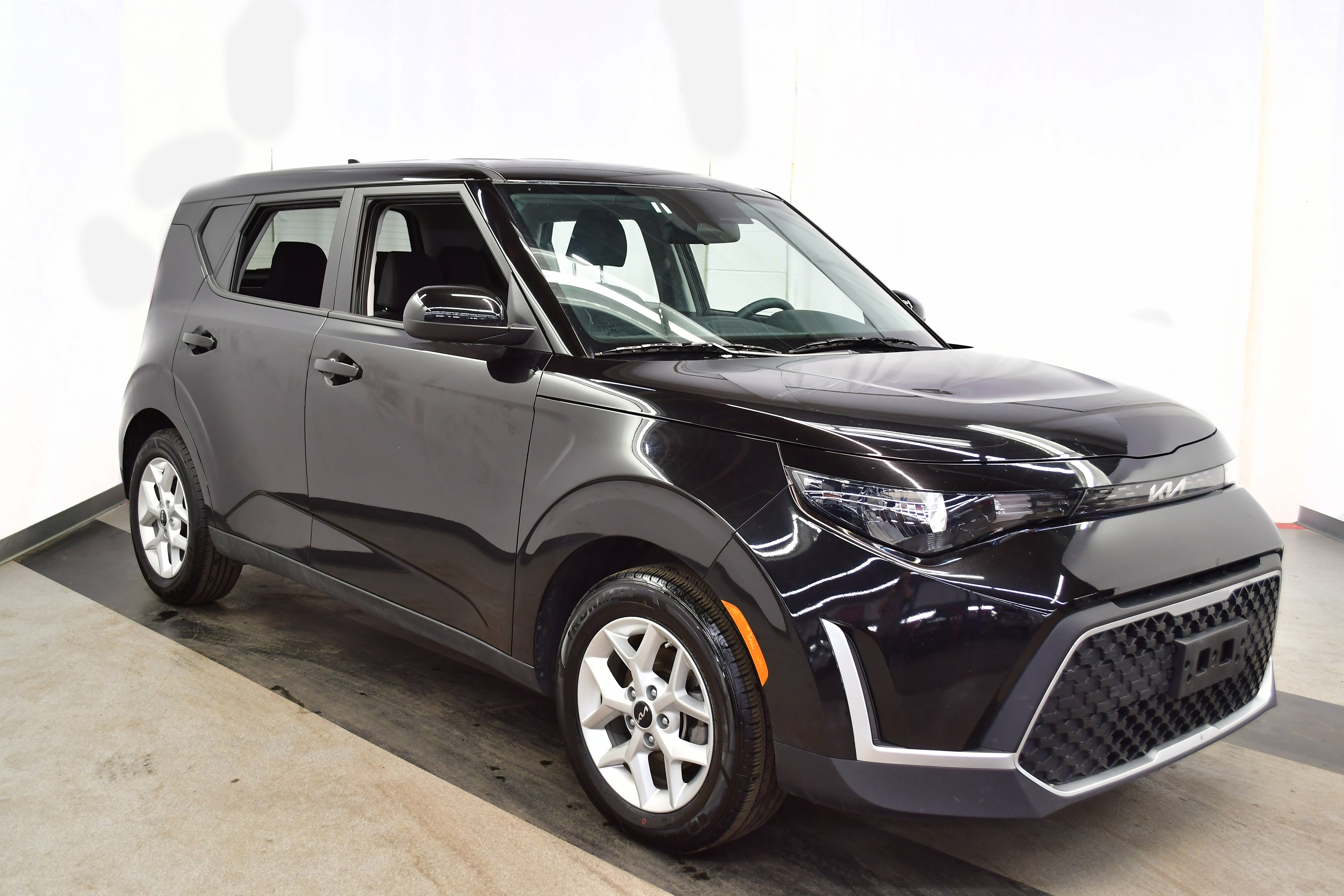Used 2025 Kia Soul LX w/ LX Technology Package image 2