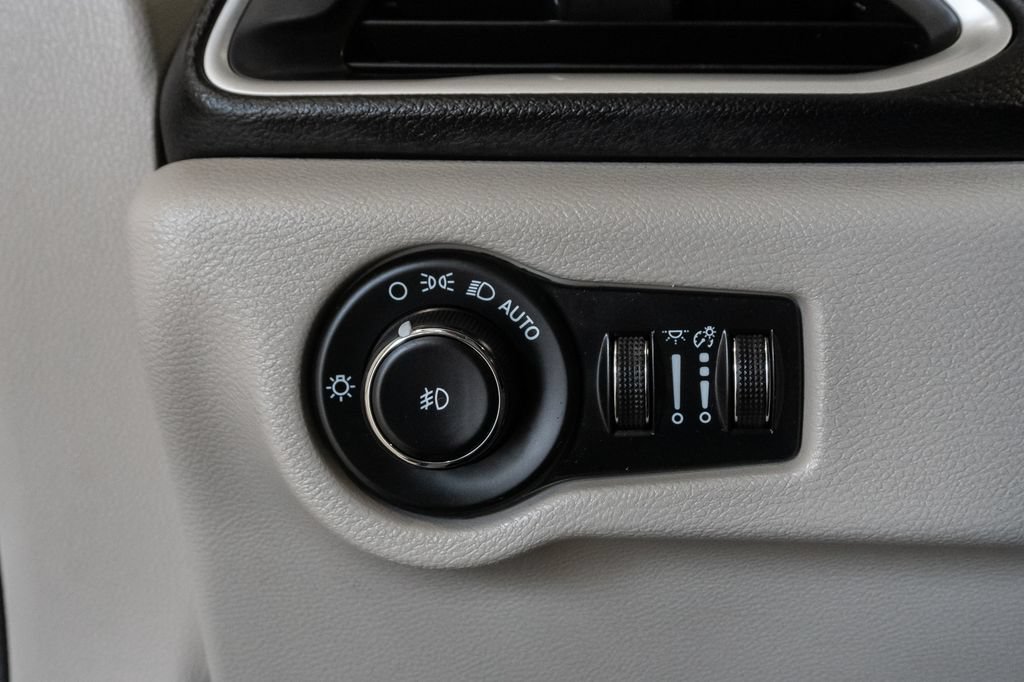 Used 2023 Chrysler Pacifica Touring-L FWD image 12