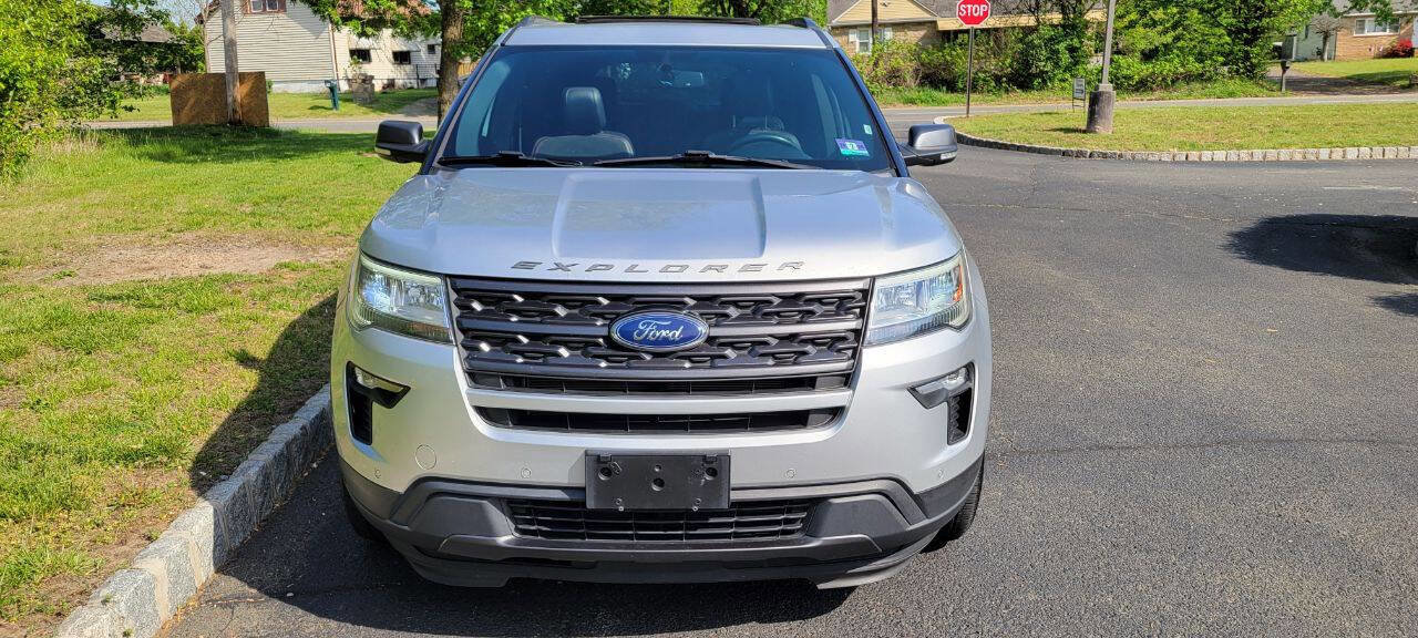 Used 2018 Ford Explorer XLT w/ Equipment Group 202A image 4