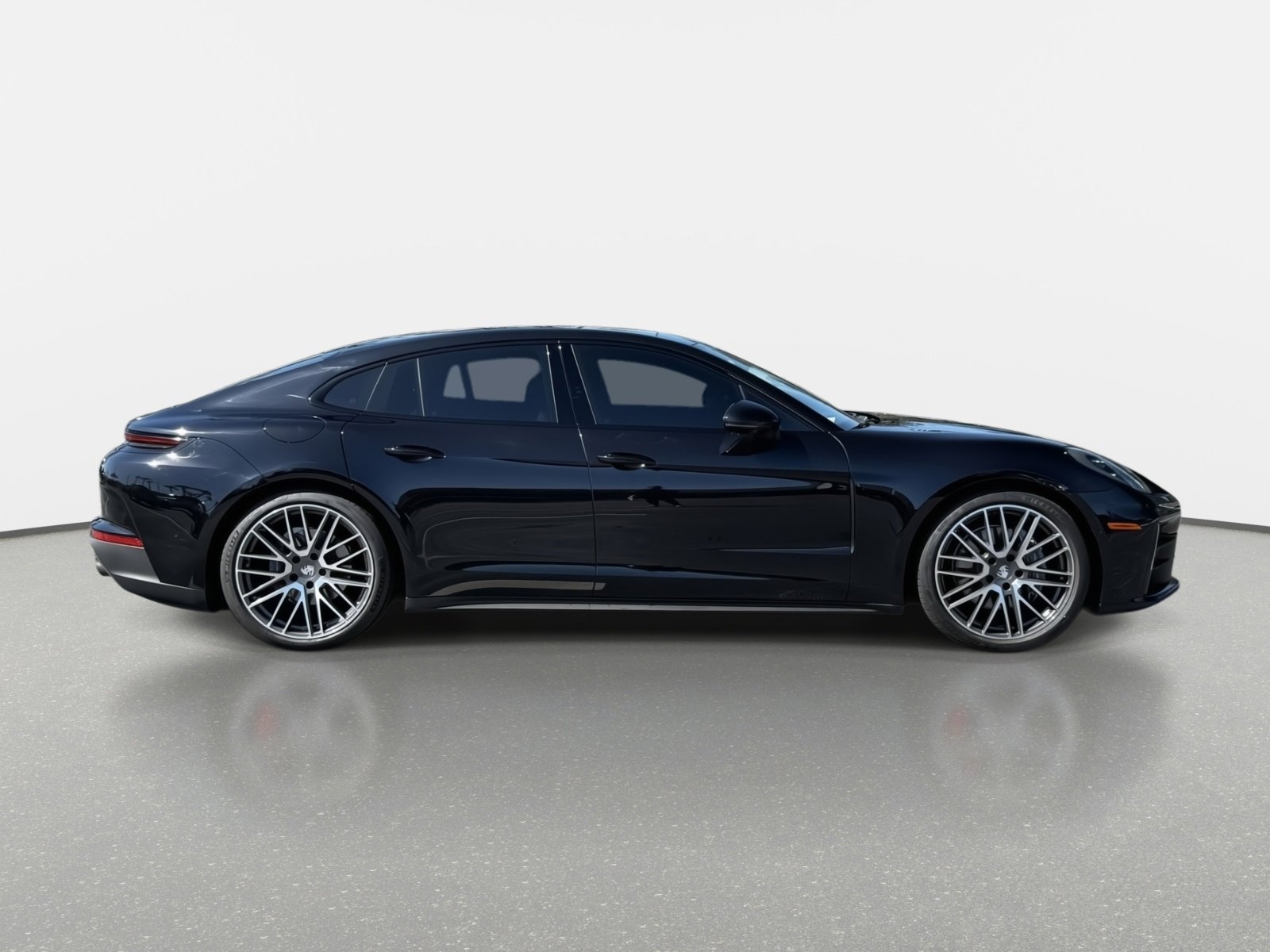 Used 2024 Porsche Panamera image 2
