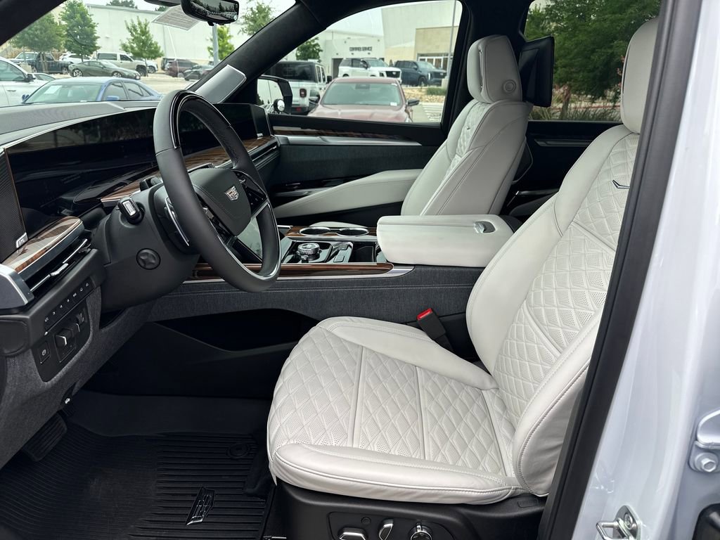 Used 2026 Cadillac Escalade Platinum Sport w/ LPO, Floor Liner Package AWD/4WD image 19