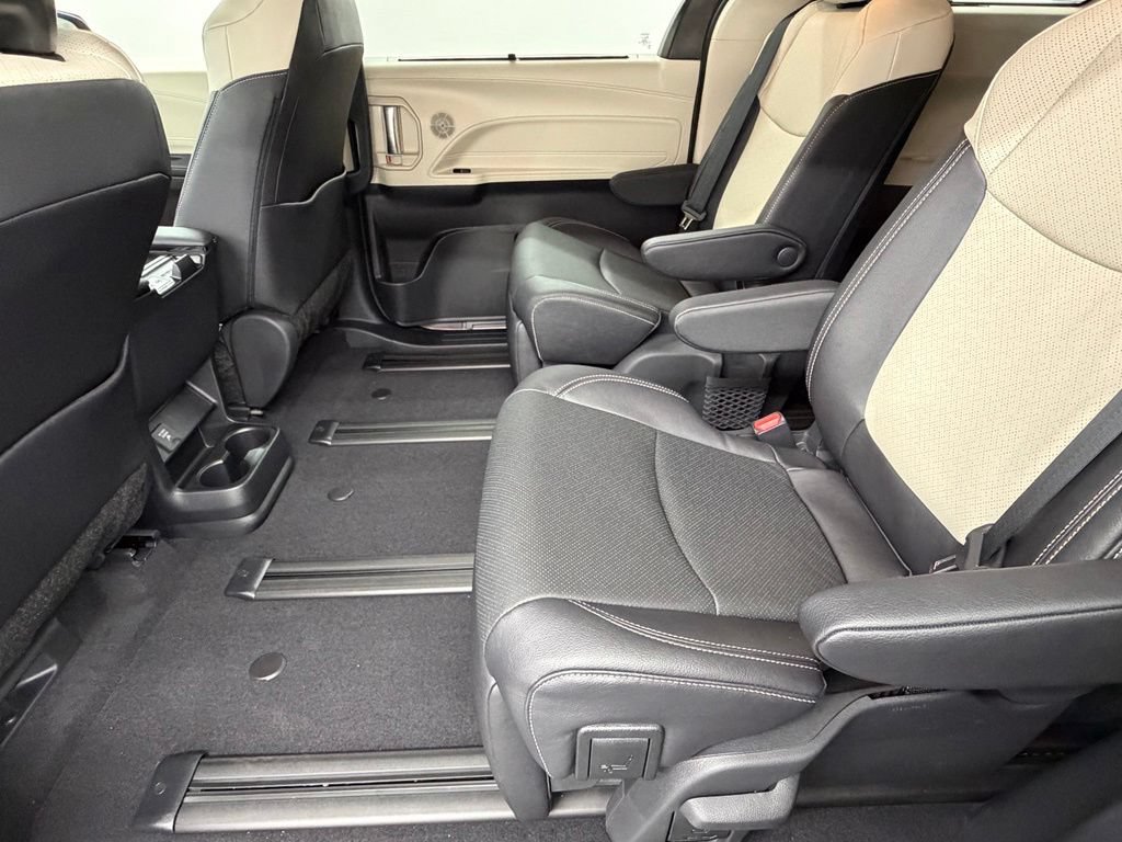 Used 2026 Toyota Sienna Limited FWD image 40