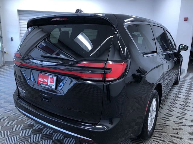 Used 2025 Chrysler Pacifica Select image 26