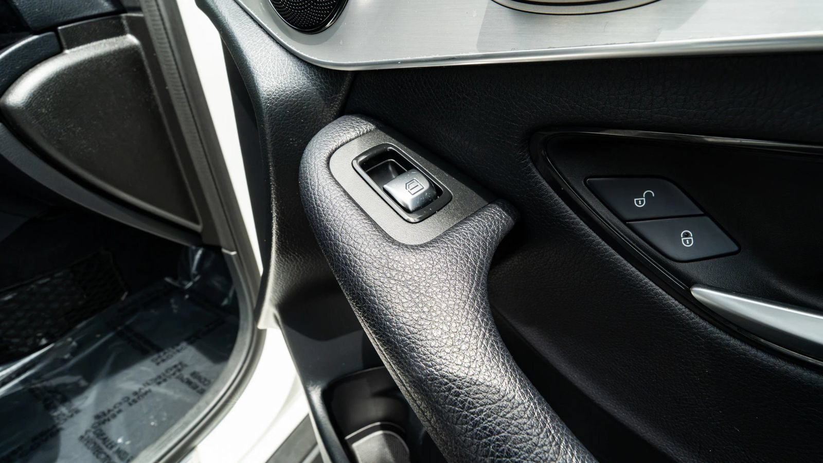 Used 2019 Mercedes-Benz GLC 300 4MATIC w/ Premium Package image 15