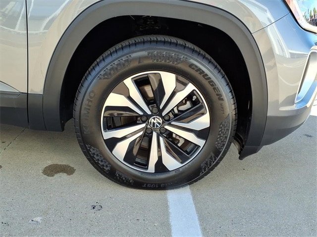 Certified 2025 Volkswagen Atlas SE image 9