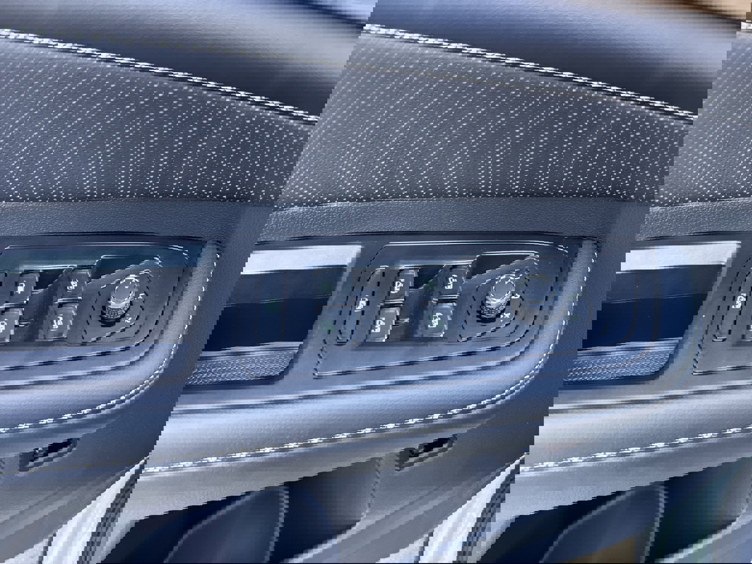 Used 2025 Volkswagen Atlas SE image 8