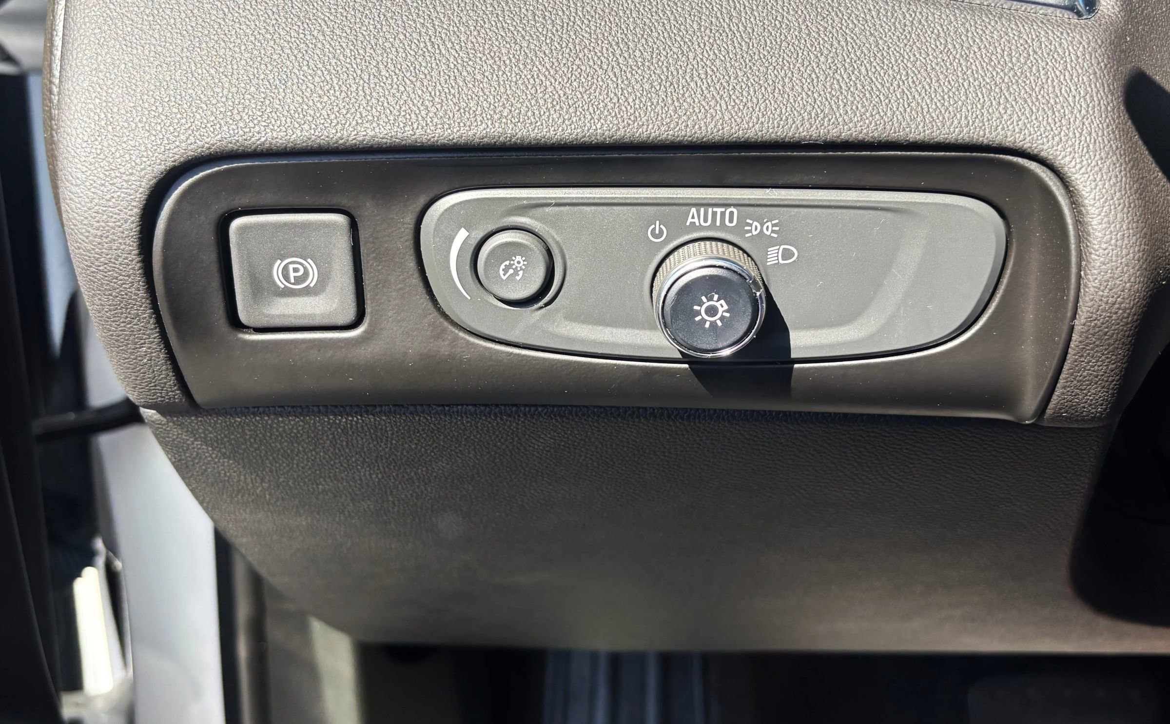 Used 2019 Buick Enclave Essence AWD/4WD image 17