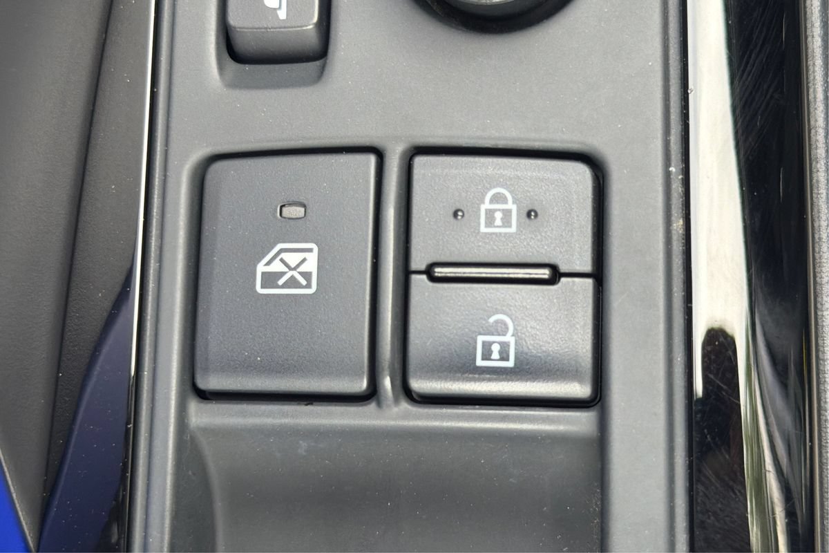 Used 2020 Toyota C-HR XLE FWD image 35