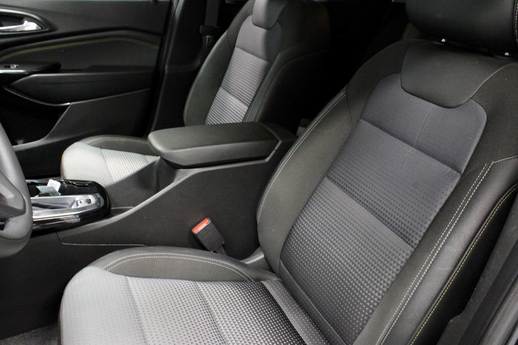 Used 2025 Chevrolet Trax LT FWD image 23