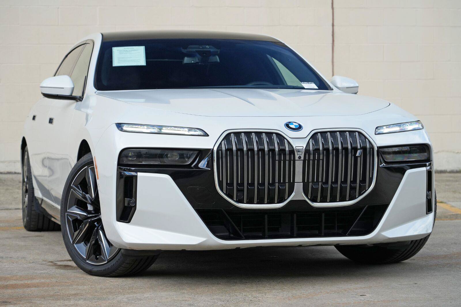 Used 2023 BMW i7 xDrive60 w/ Executive Package 2 AWD/4WD image 2