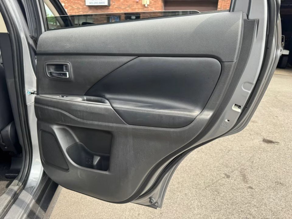 Used 2020 Mitsubishi Outlander SE AWD/4WD image 15