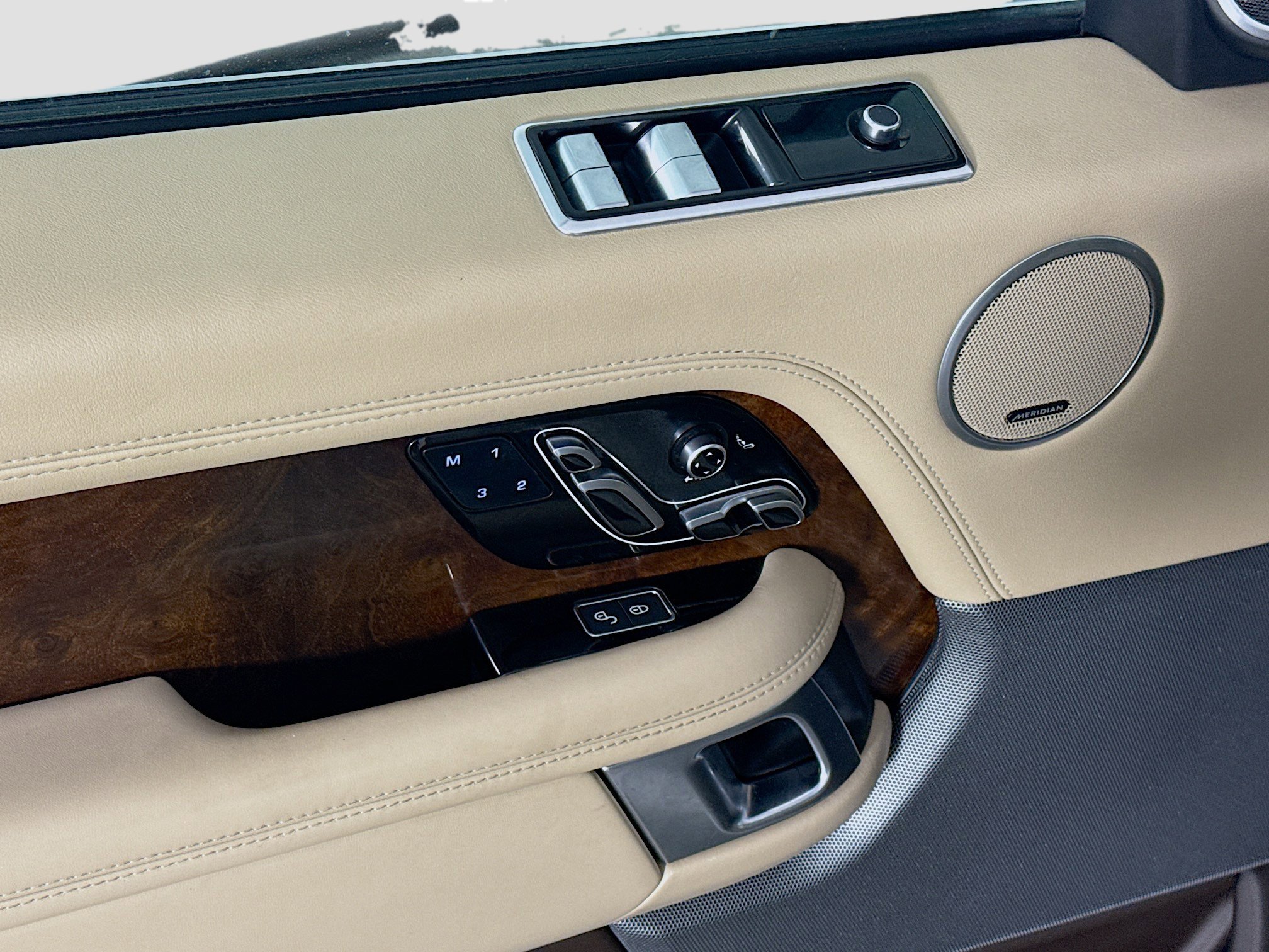 Used 2019 Land Rover Range Rover HSE image 24