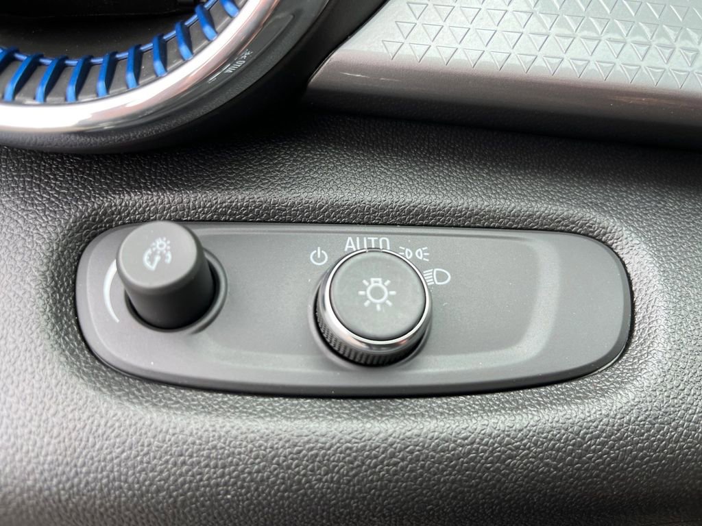 Used 2025 Chevrolet Trax LT image 17