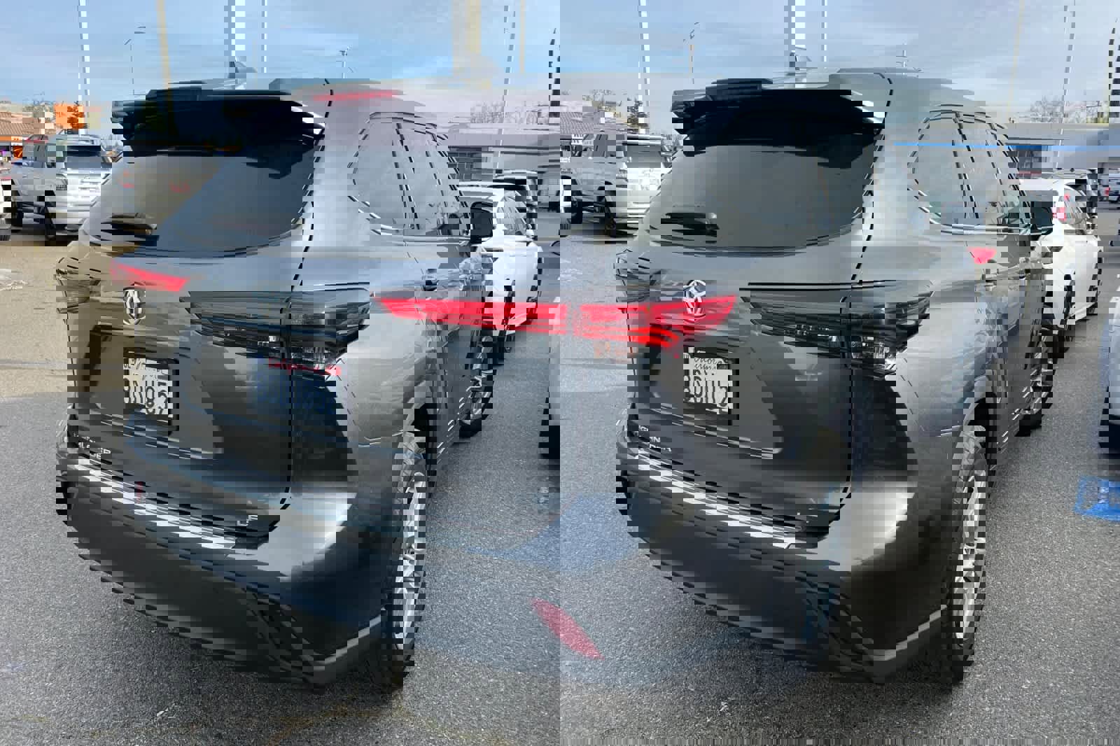 Used 2020 Toyota Highlander LE image 2