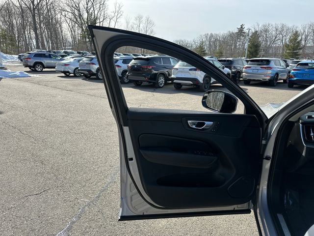 Used 2024 Volvo XC60 B5 Core image 23
