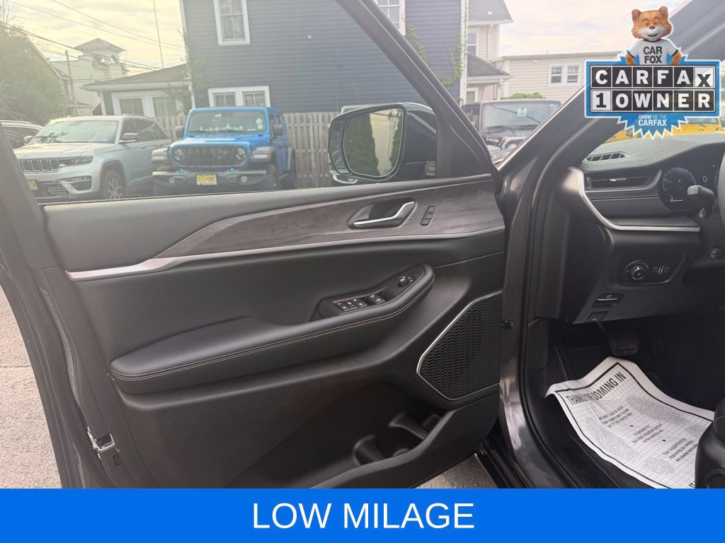Used 2025 Jeep Grand Cherokee Limited w/ Luxury Tech Group II AWD/4WD image 7
