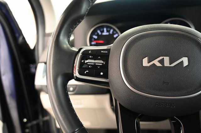 Used 2022 Kia Carnival LX image 24
