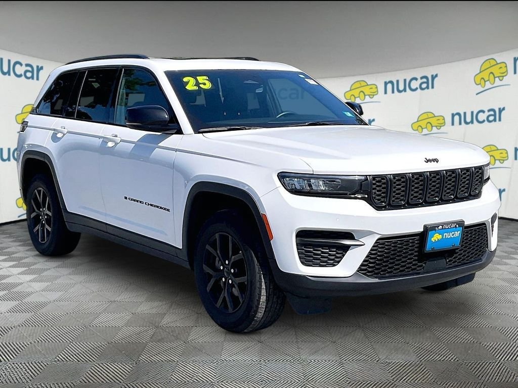 Used 2025 Jeep Grand Cherokee Altitude AWD/4WD image 1