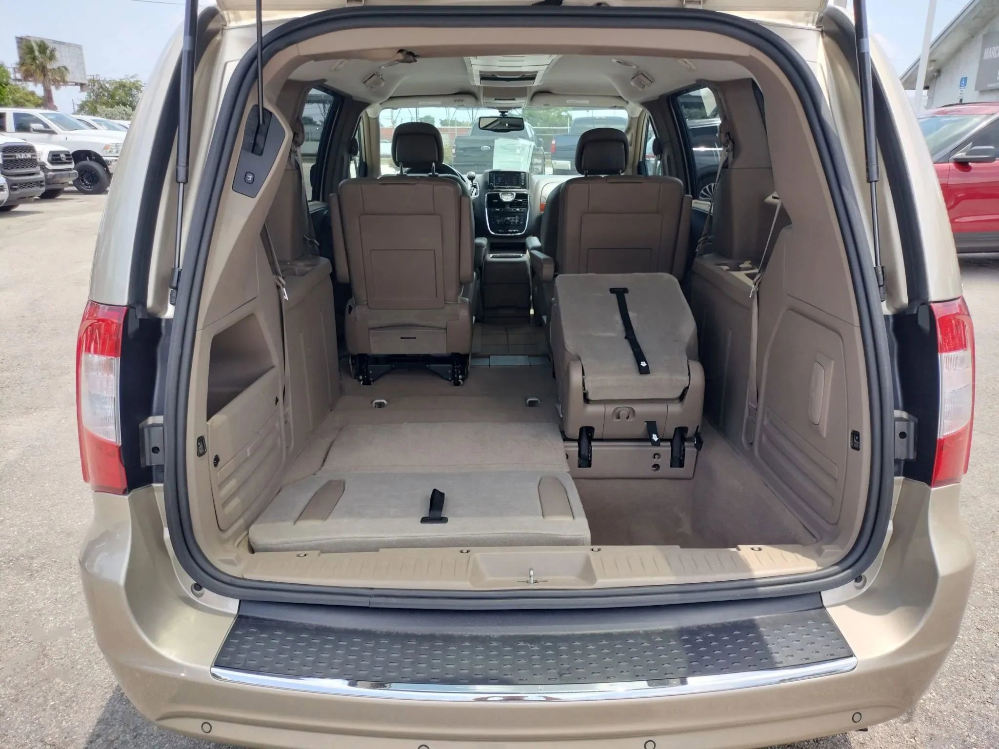Used 2014 Chrysler Town & Country Touring-L w/ Driver Convenience Group FWD image 7
