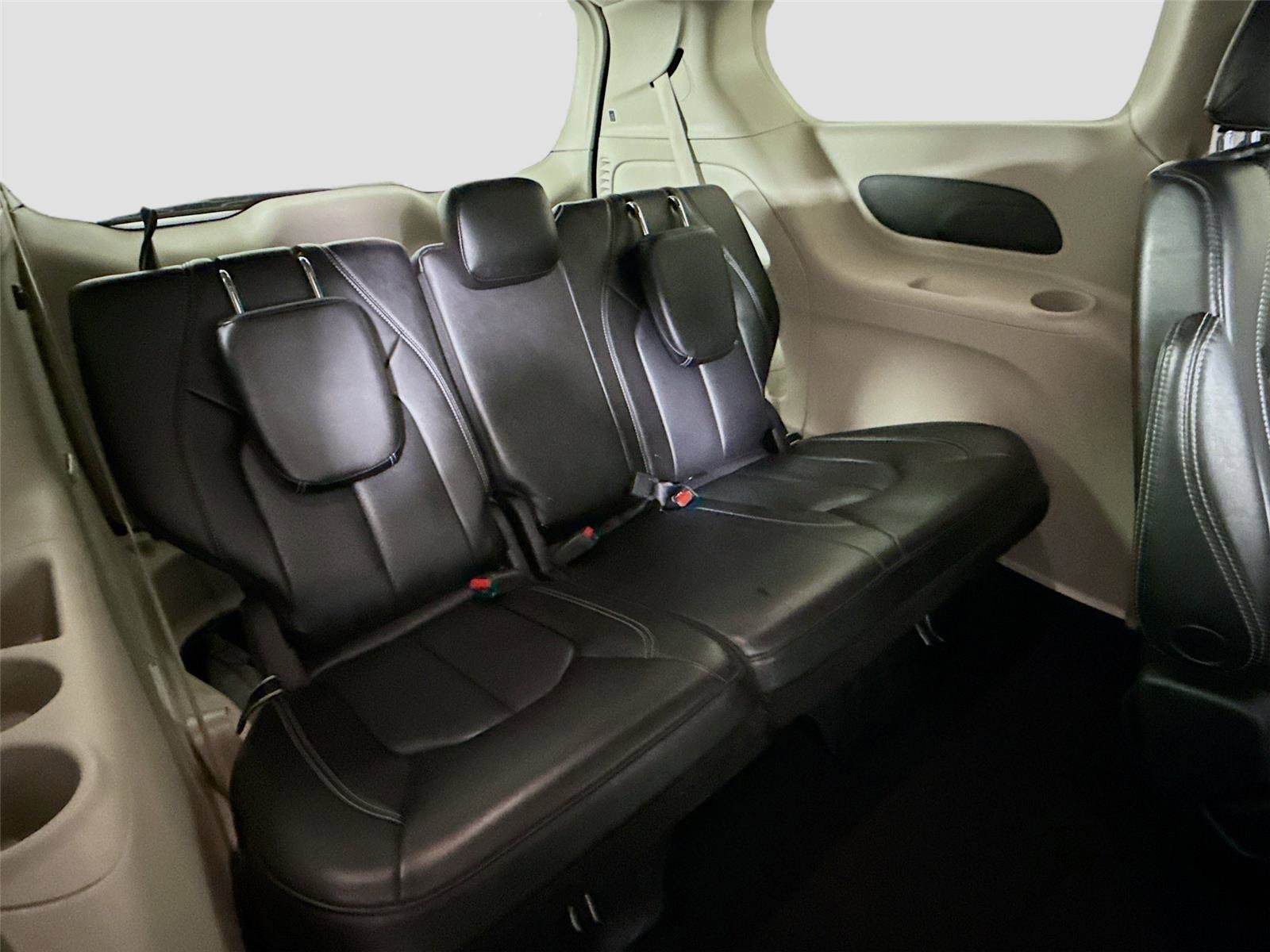Used 2023 Chrysler Pacifica Touring-L image 19