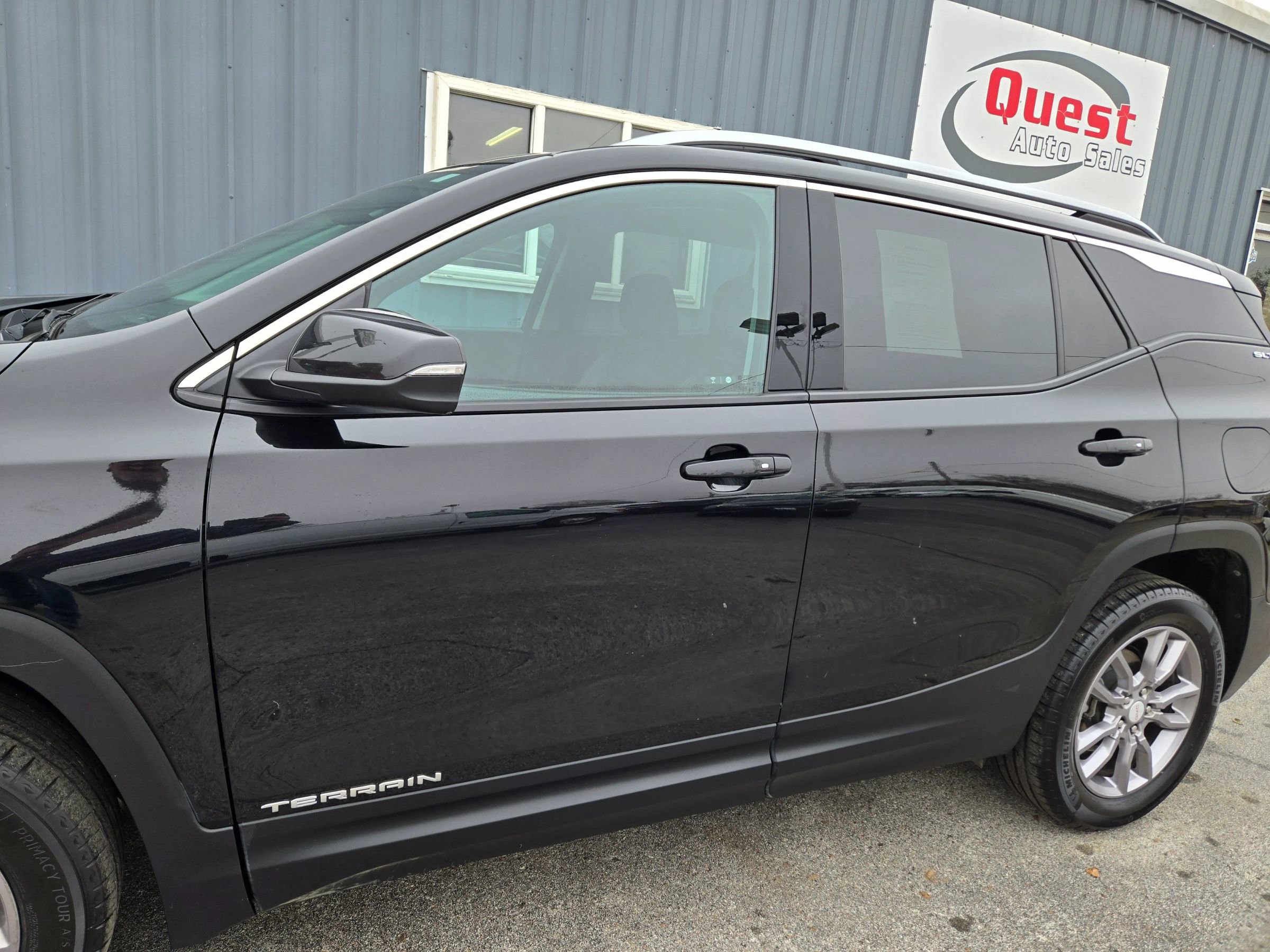 Used 2024 GMC Terrain SLT image 3