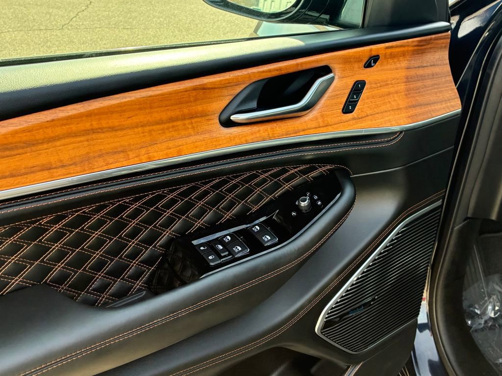 Used 2024 Jeep Grand Cherokee L Summit image 17