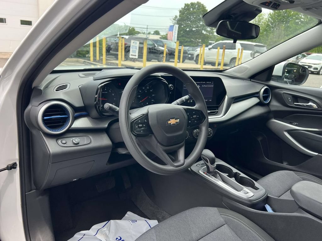 Used 2024 Chevrolet Trax LS w/ LS Convenience Package FWD image 19