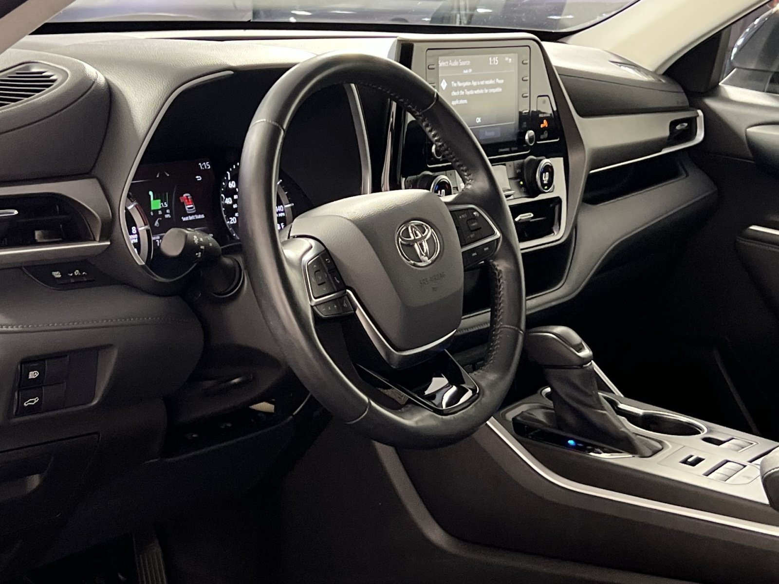 Used 2021 Toyota Highlander XLE AWD/4WD image 15