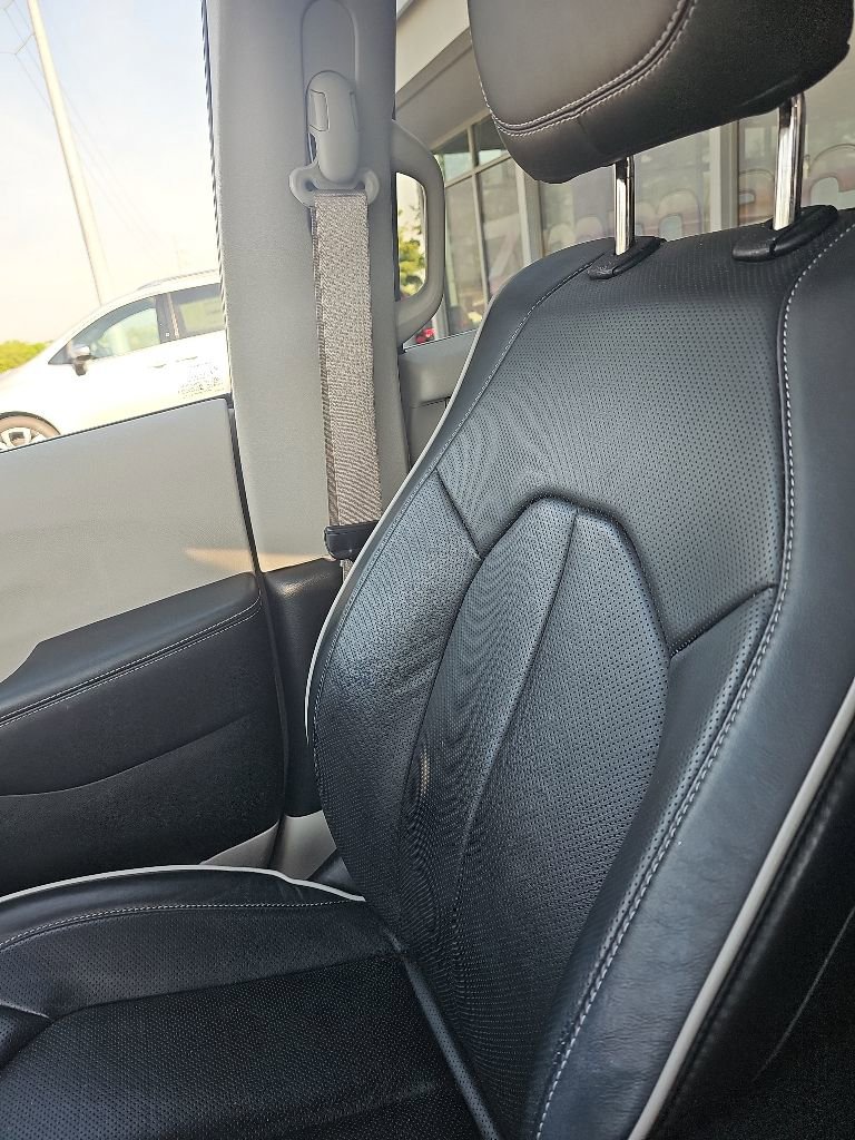 Used 2023 Chrysler Pacifica Limited w/ Uconnect Theater Family Group FWD image 11