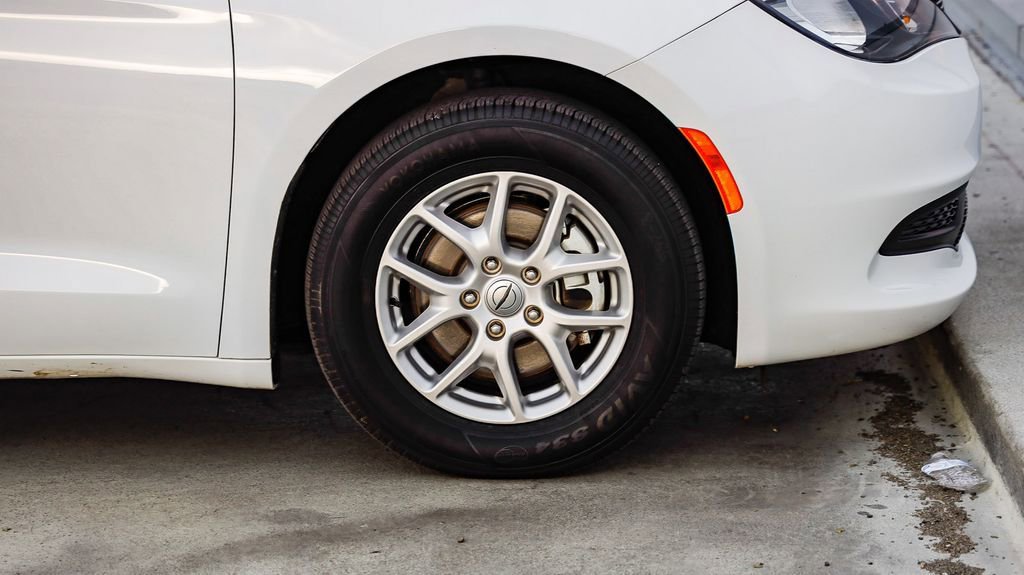 Used 2024 Chrysler Voyager LX image 11