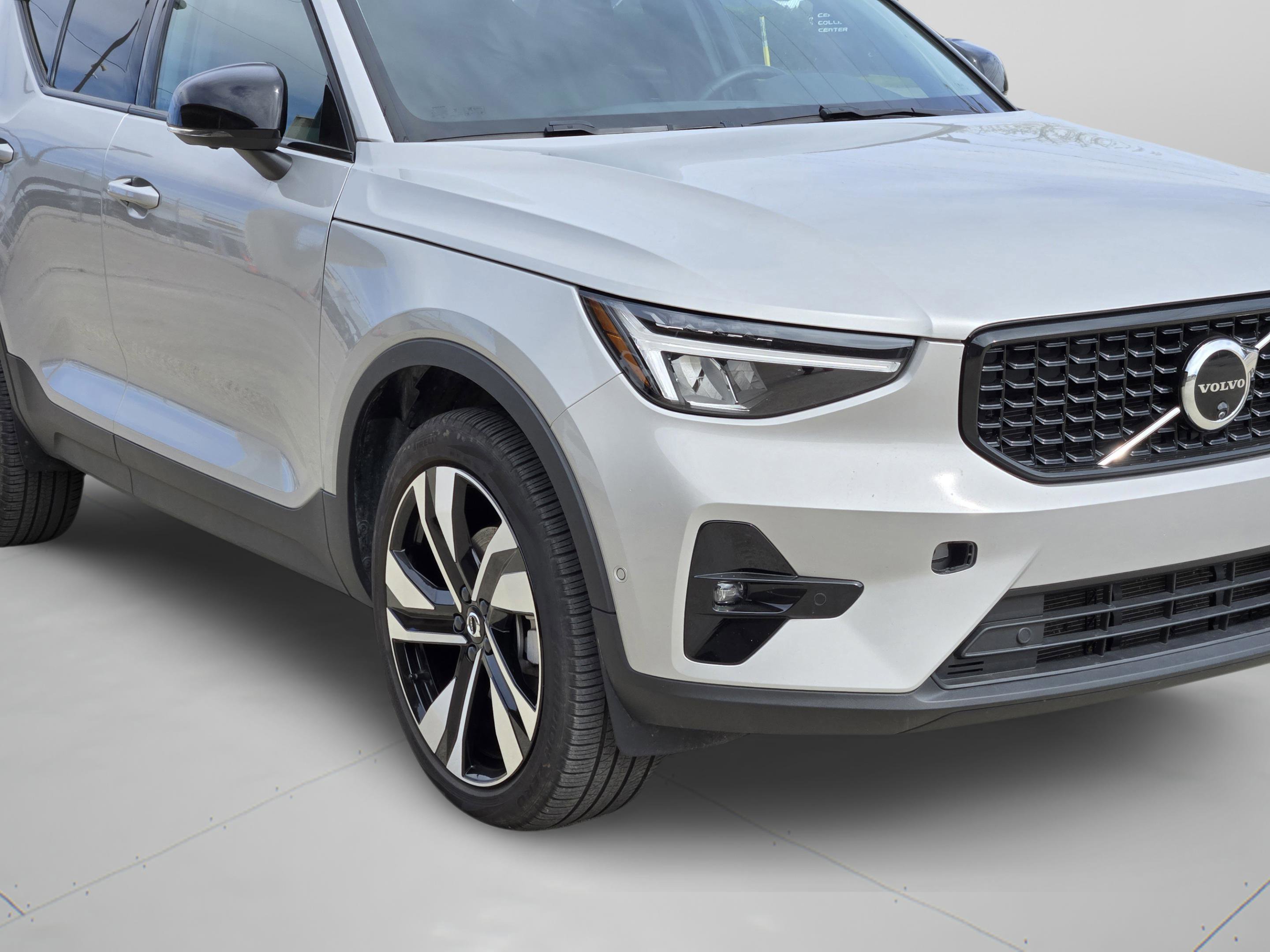 Used 2025 Volvo XC40 B5 Plus image 17