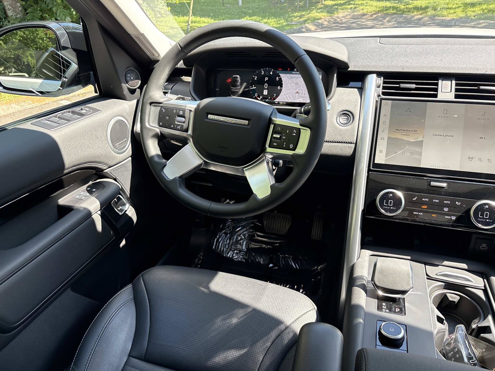 Used 2024 Land Rover Discovery S AWD/4WD image 29