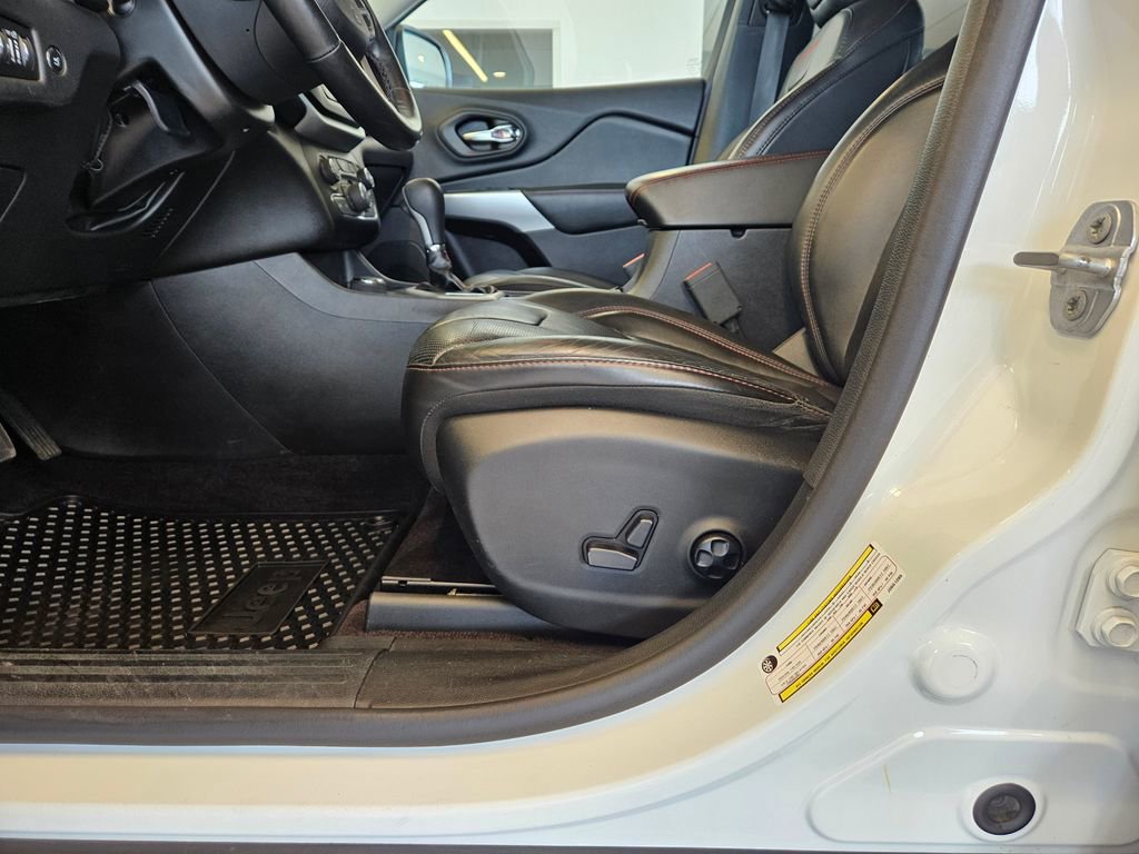 Used 2018 Jeep Cherokee Trailhawk w/ Quick Order Package 27L image 15