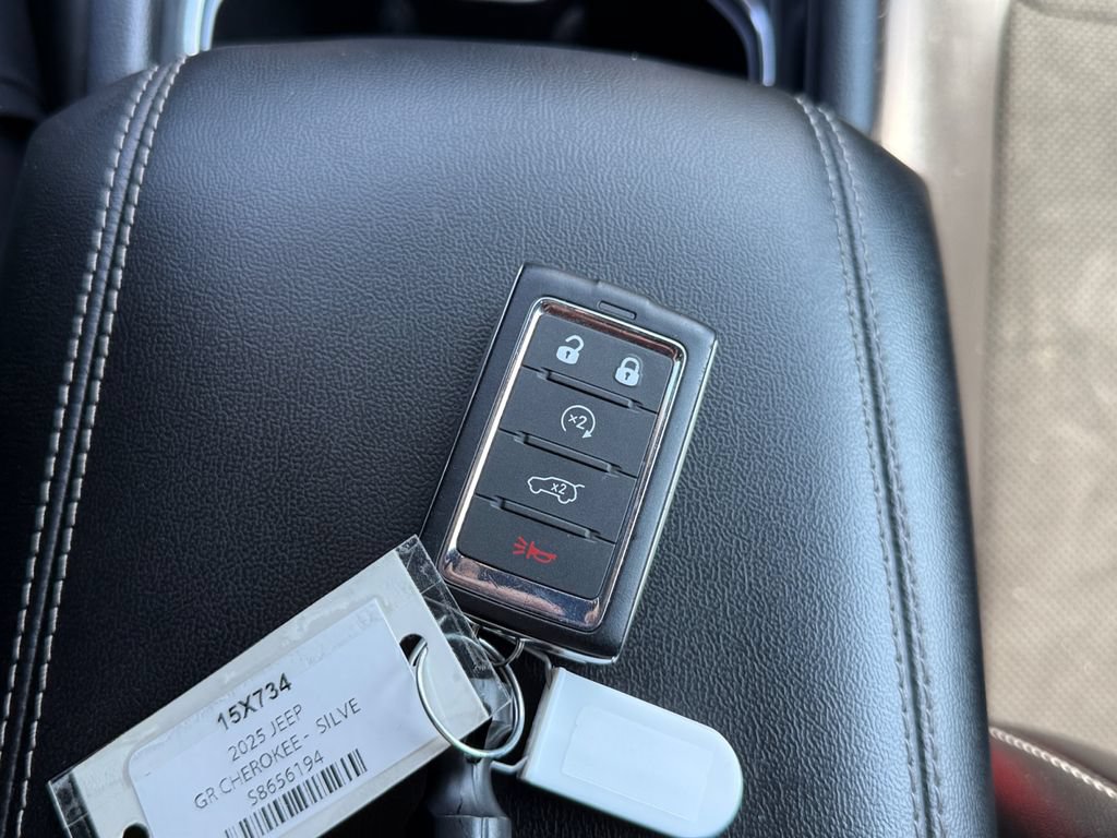 Used 2025 Jeep Grand Cherokee Altitude AWD/4WD image 45