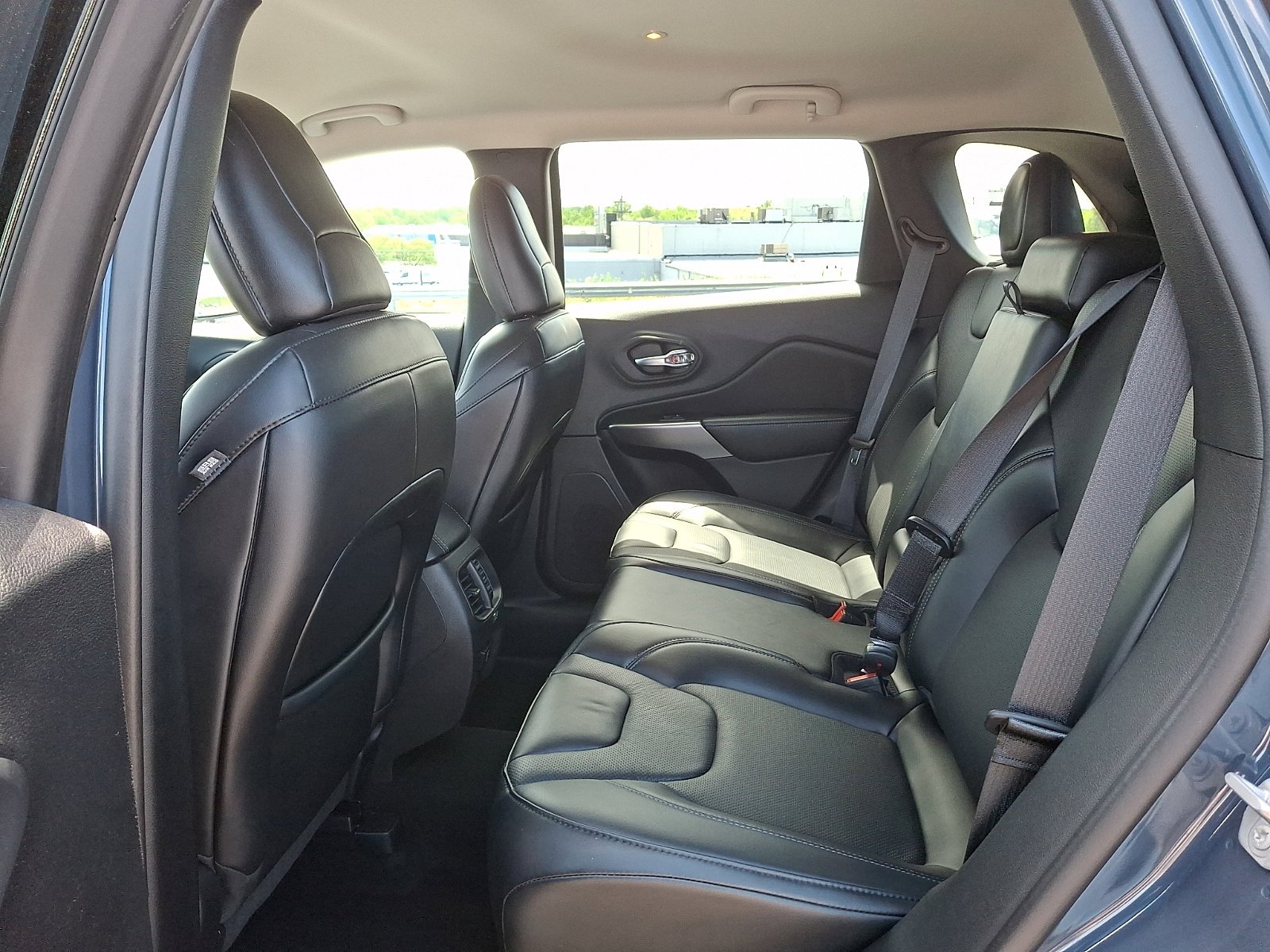 Used 2021 Jeep Cherokee Latitude Lux w/ Comfort/Convenience Group AWD/4WD image 10