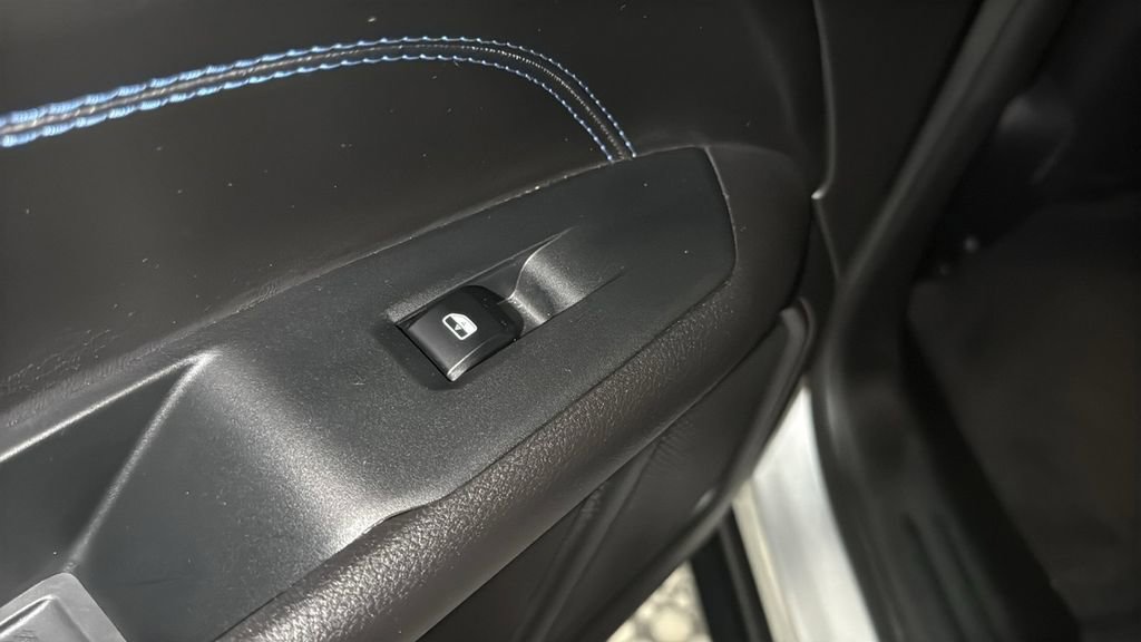 Used 2025 Jeep Compass Latitude w/ Altitude Special Edition image 17