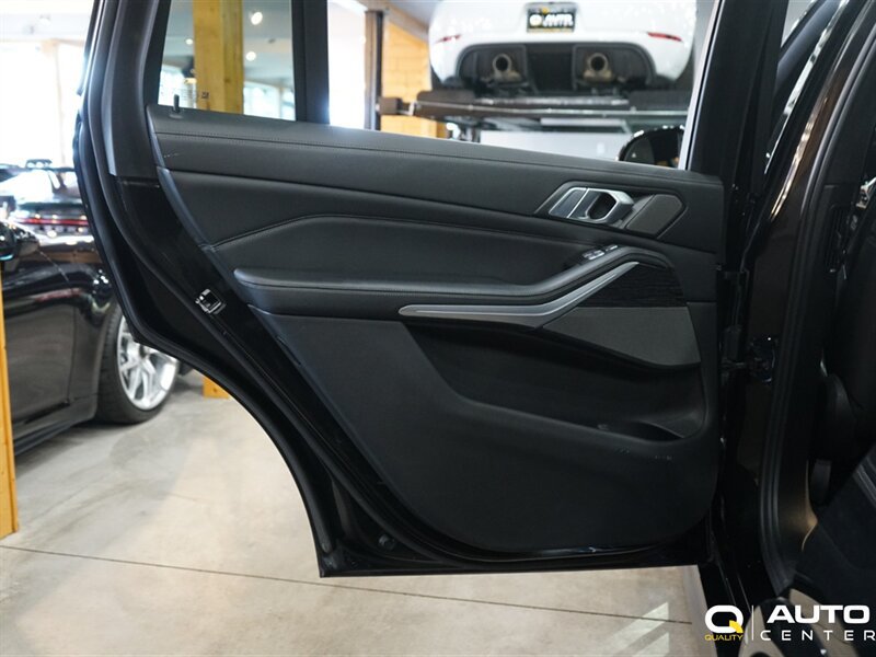 Used 2021 BMW X7 M50i AWD/4WD image 32