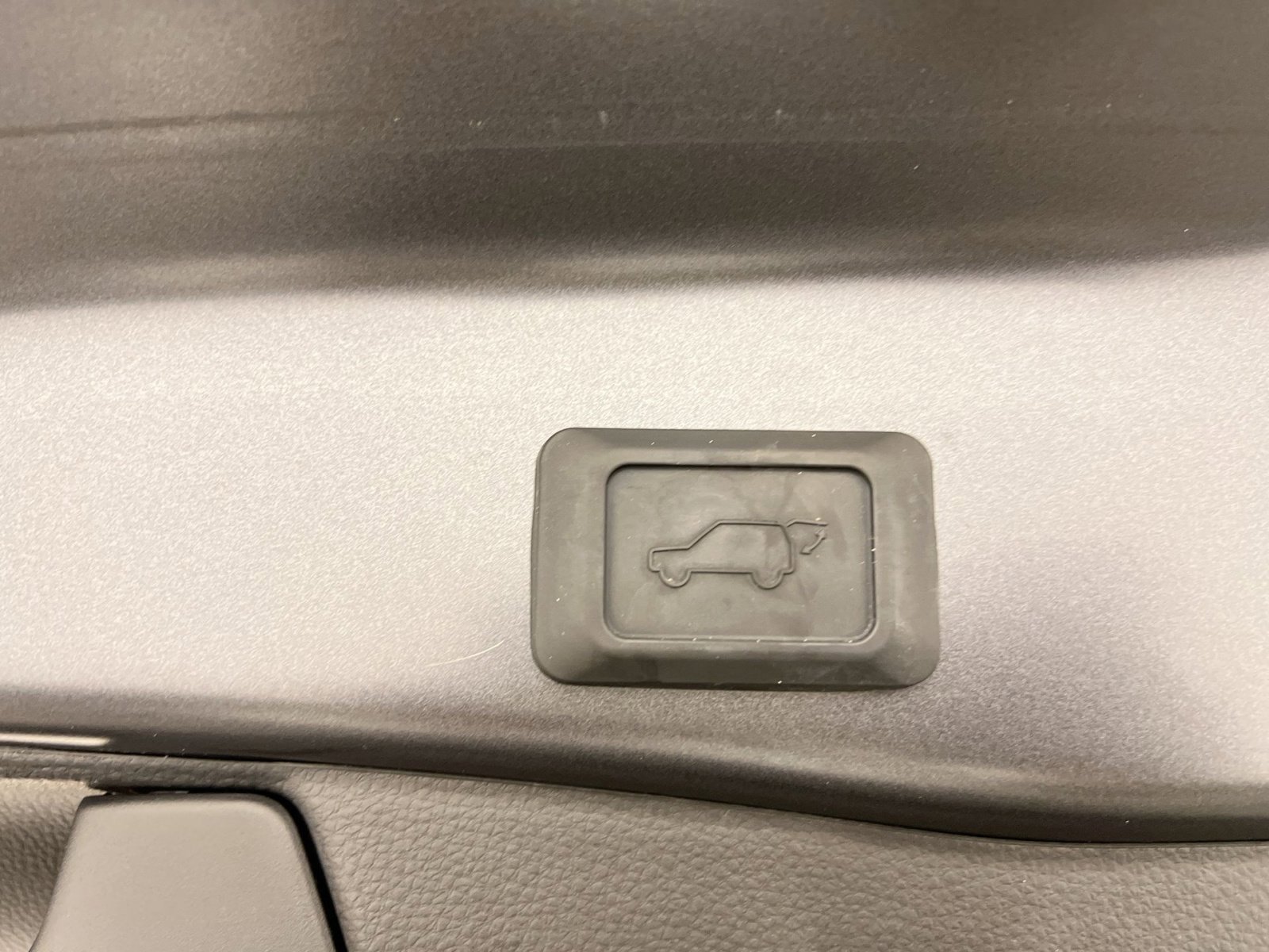 Used 2023 Toyota RAV4 SE w/ Weather & Moonroof Package image 27