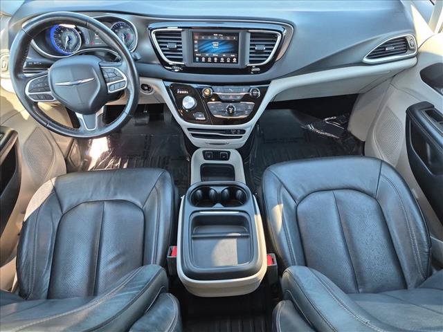 Used 2020 Chrysler Pacifica Touring-L FWD image 18