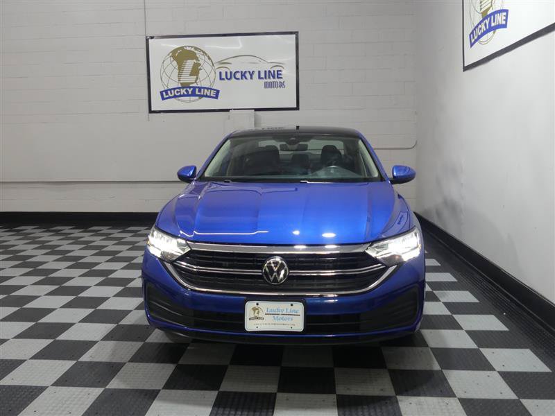 Used 2024 Volkswagen Jetta SE FWD image 2