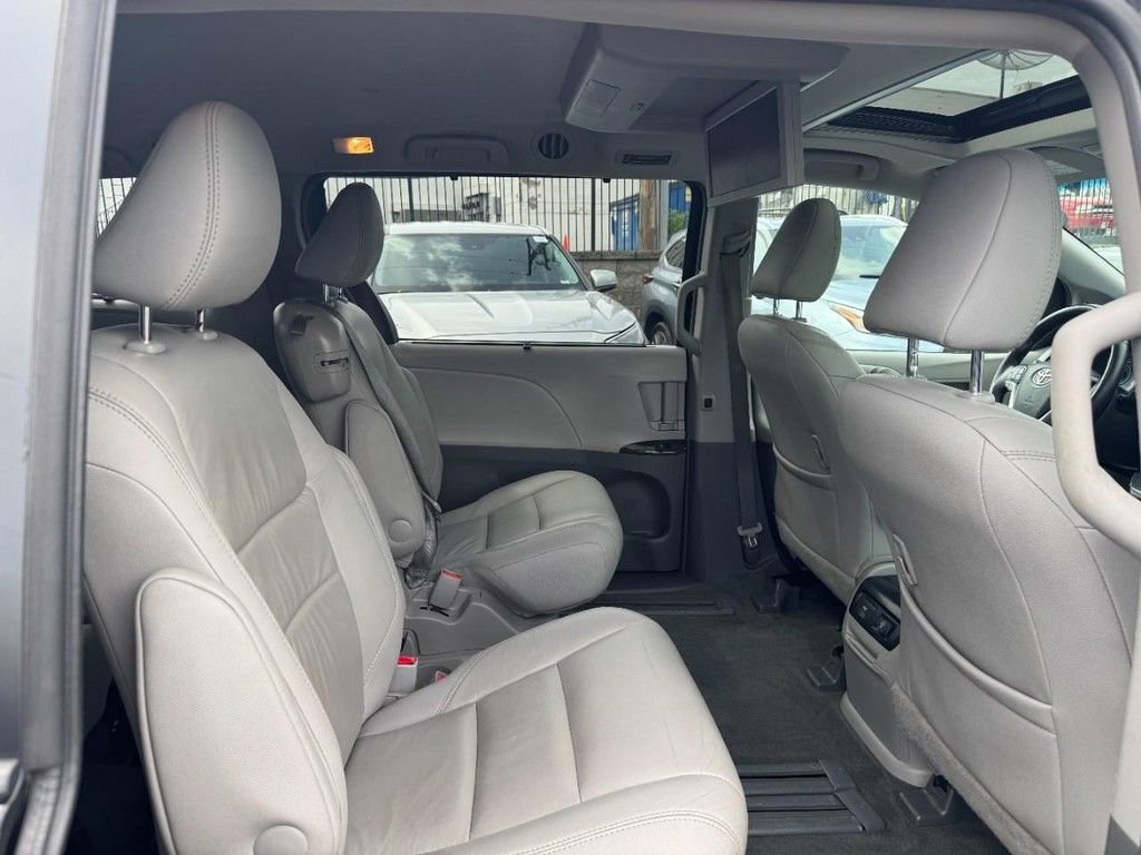 Used 2017 Toyota Sienna XLE Premium w/ Protection Package FWD image 12
