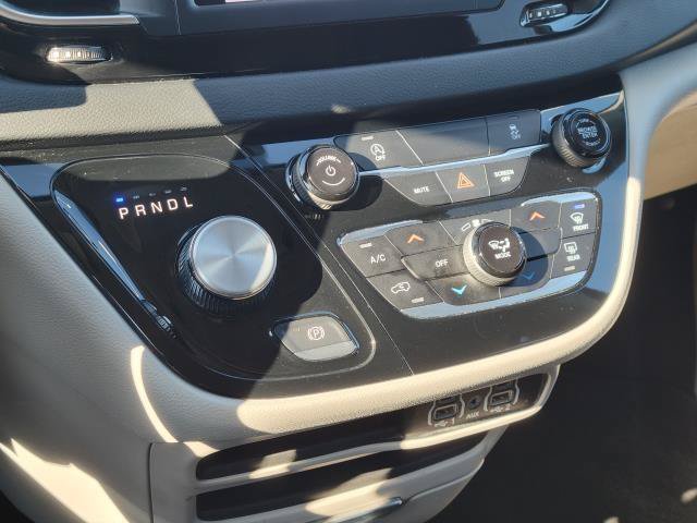 Used 2023 Chrysler Voyager LX FWD image 20