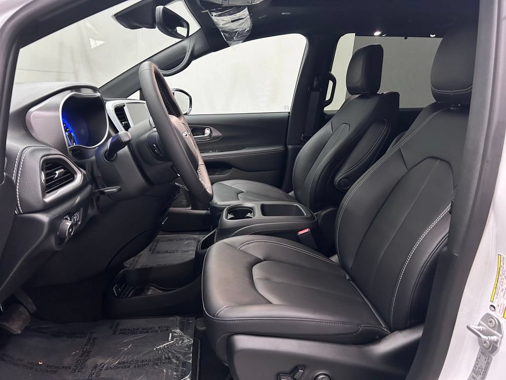 New 2026 Chrysler Pacifica Select AWD/4WD image 11