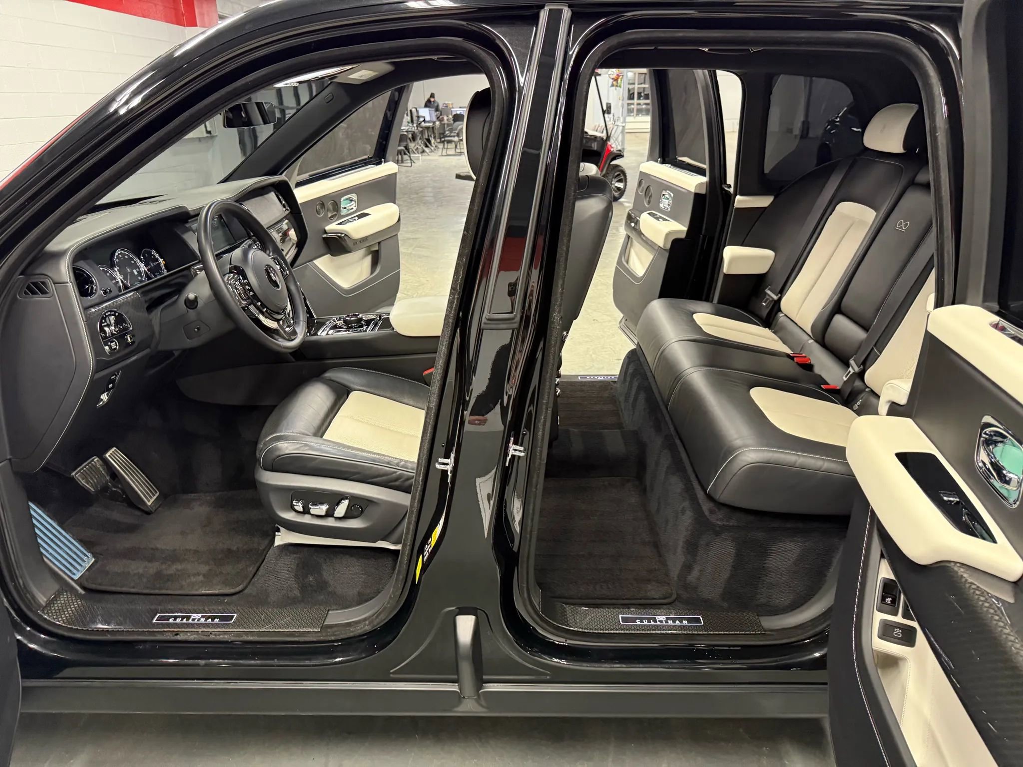 Used 2022 Rolls-Royce Cullinan Black Badge w/ Dark Exterior Package image 75