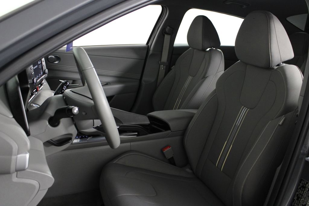 Certified 2025 Hyundai Elantra Sport image 18